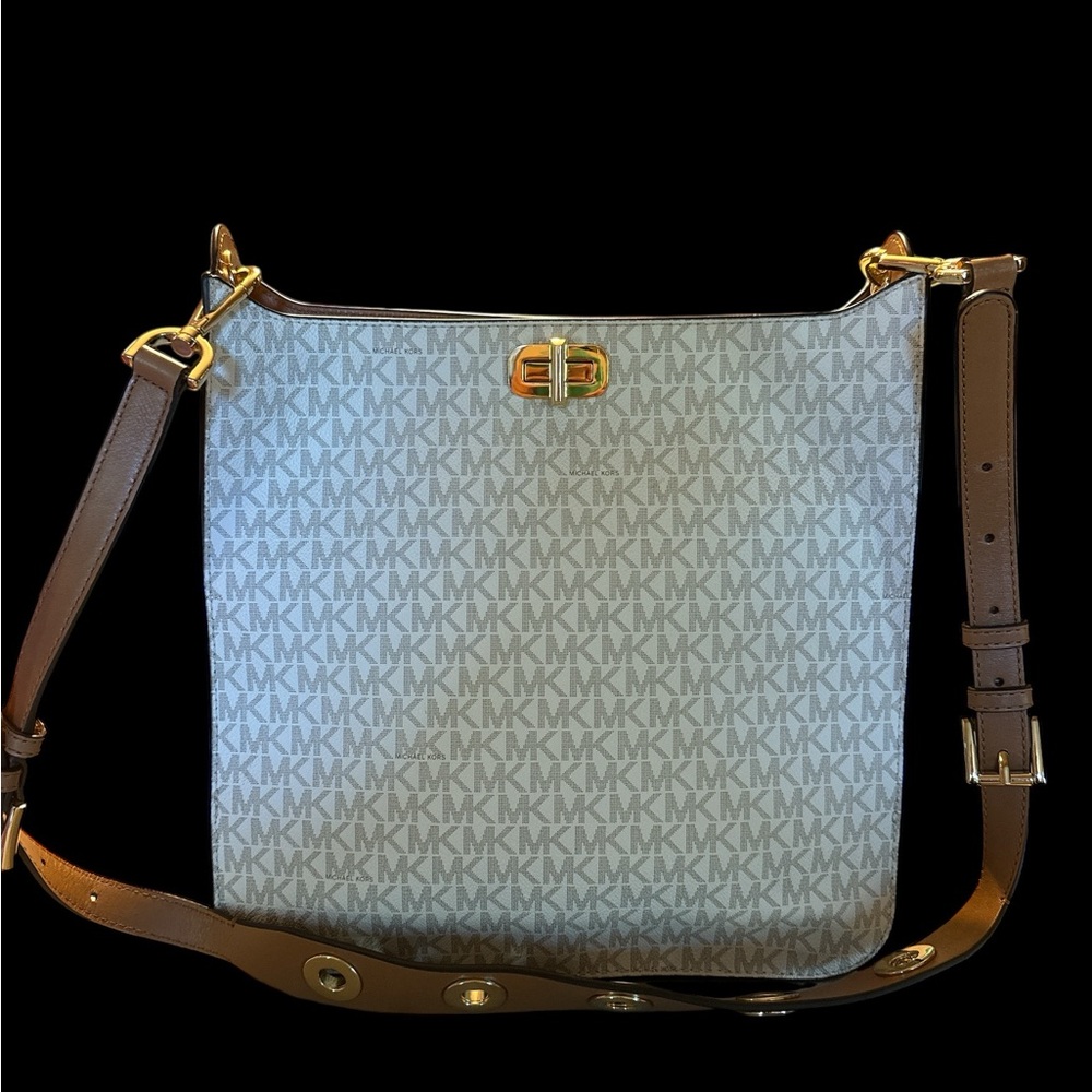 Michael Kors Sullivan LG  Signature Messenger, Dust Bag Incuded Excellent Condi